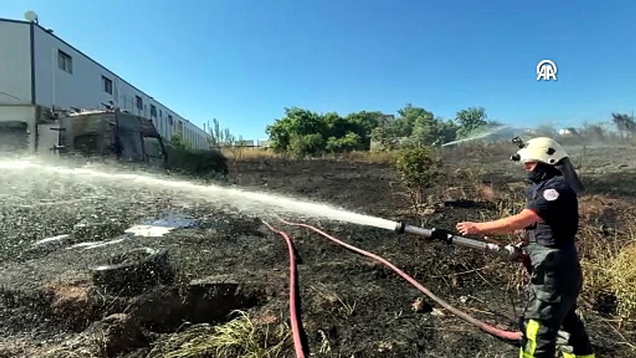 Çayırova’da makilik alandaki yangında park halindeki çekici tır yandı