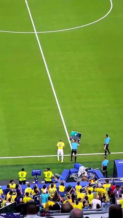 Depois de quase 1000 dias, Neymar volta a vestir a camisa da Seleção Brasileira na Copa; confira momento