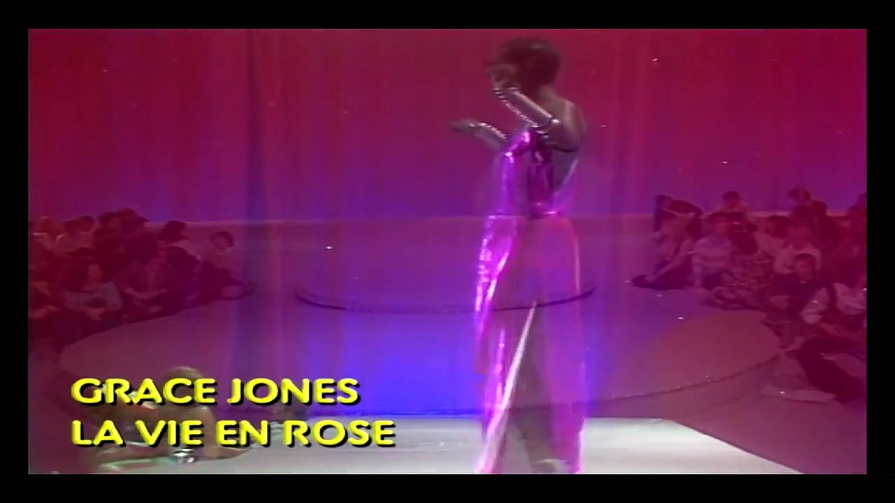 GRACE JONES — “La vie en rose” – (Piaf / Luoigu...