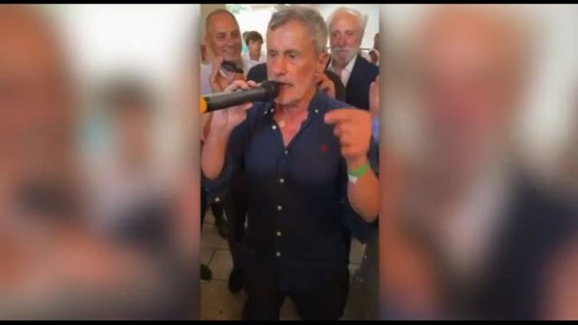 Alemanno si fa mettere al collo la croce celtica di Paolo Di Nella