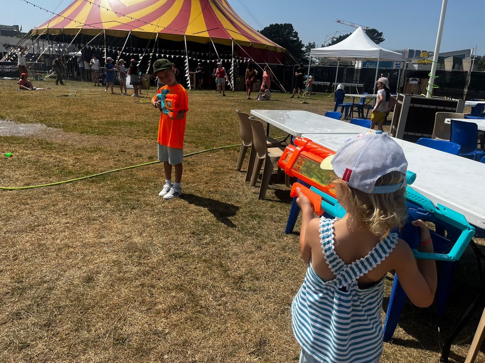 Brumisateurs, distributeurs d’eau et jets, Les Art’Zimutés ont tout fait pour offrir une parenthèse de fraîcheur aux jeunes festivaliers en pleine canicule.