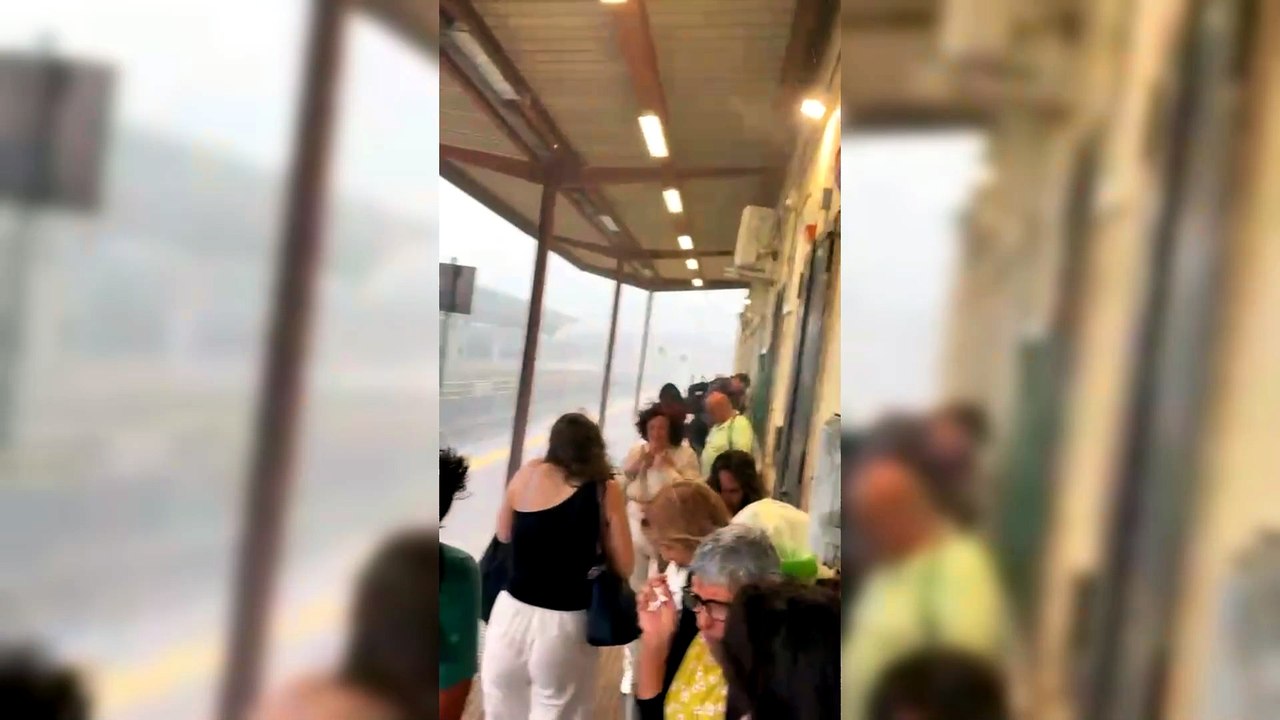 Trasporti in Sardegna, il treno si guasta e 20 passeggeri vengono lasciati a terra sotto il diluvio - IL VIDEO