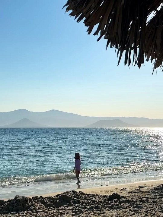 Νάντια Μπουλέ: Στη Νάξο με την 4,5 ετών κόρη της - Οι φωτό με μαγιό