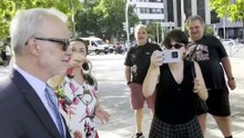 Hazte Oír lanza unas esposas al abogado de Begoña Gómez: "Las va a necesitar".
