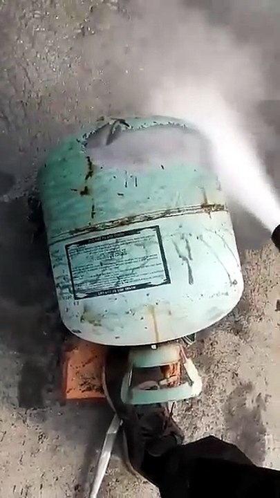 It's not ordinary water, but a 'cleaning lightning' with sand - the water sandblaster.
