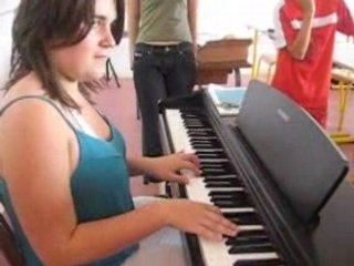 Caro au piano qui joue comptine d'un autre été sublime !