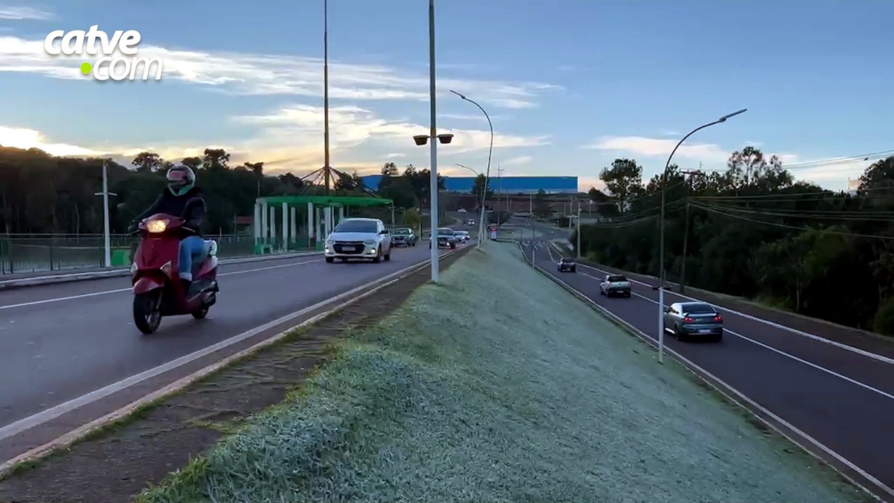 Geada cobre Lago Municipal e rende belas imagens do amanhecer em Cascavel