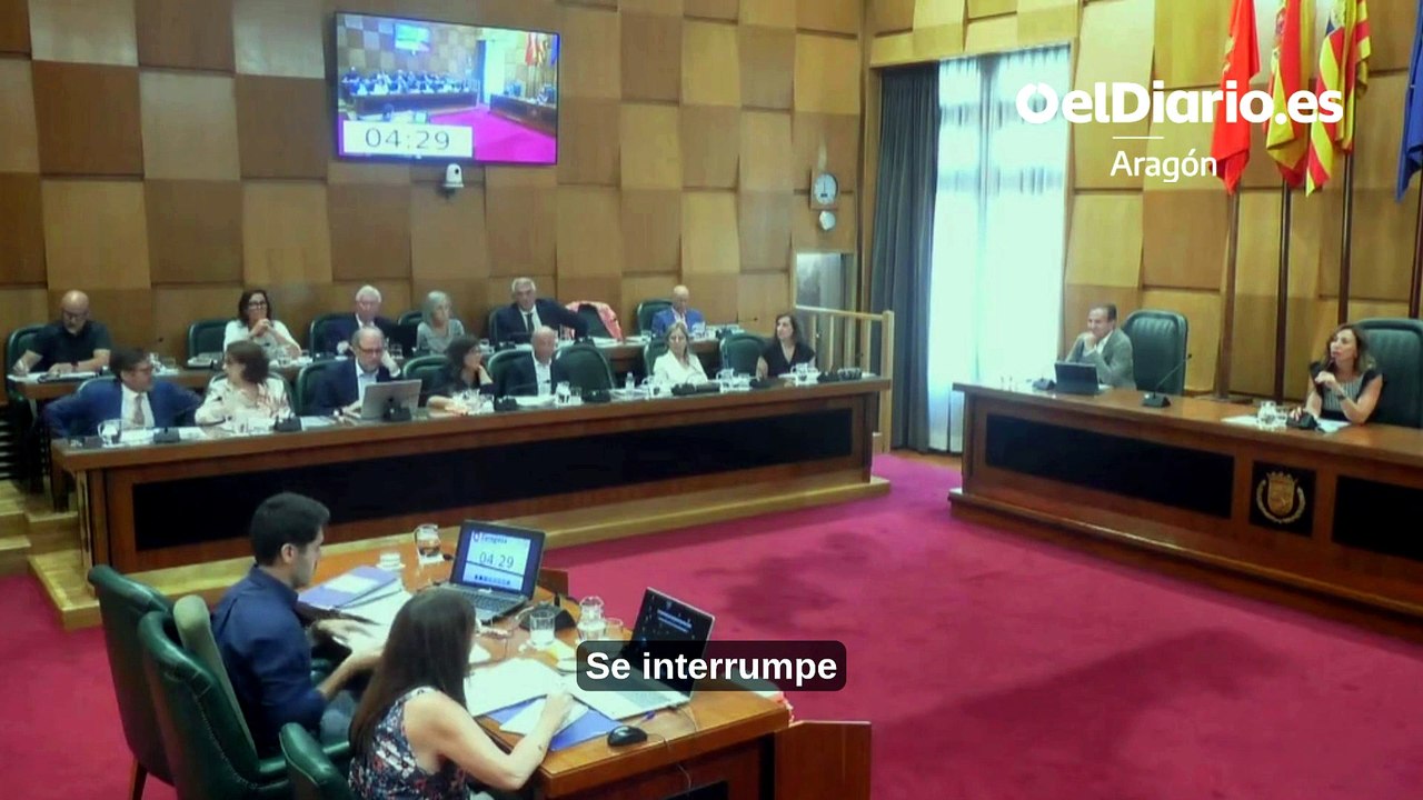 La alcaldesa de Zaragoza paraliza el pleno y el PP salva al "concejal en la sombra" con el voto de la concejala no adscrita