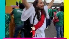 ¡Fan sorprende en el Fan Fest! Aparece caracterizado de Jesús previo al México vs. Chequia