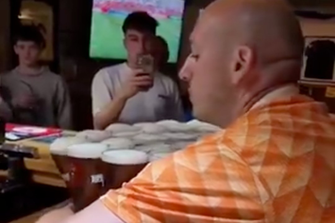 Dutch fan stuns pub by carrying 26 beers at onc