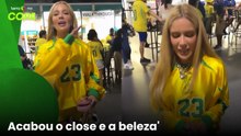 Karoline Lima deixa o estádio de chinelo e com 'meio pé para fora'
