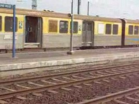 départ d'une bb 67326 avec un um de rio jaune