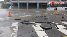 淡水大雨沖破地下水管 文化路口路面塌陷、新生街積水30公分