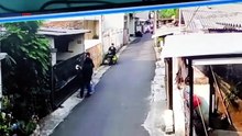 VIRAL! Nekat Bakar Pagar Rumah, Pengamen di Jatiwaringin Ngamuk Tak Diberi Uang