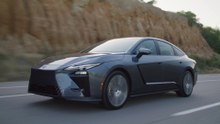 The new Lexus ES 350e luxury executive in Sonic Chrome Driving Video