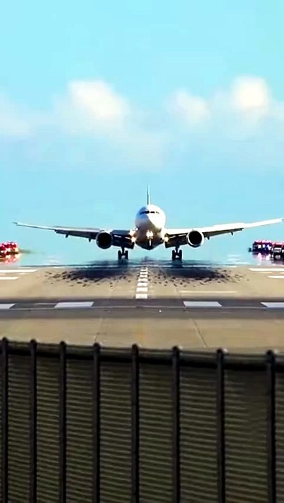 “Highway View of Extreme Daytime Landing   Full Runway Emergency” #EmergencyLanding #RunwayChaos #AirportResponse #HardLanding #AviationFootage