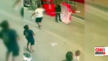 8. kattan düşen kediyi böyle kurtardı!