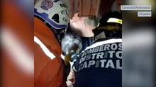 Rescatan a una mujer de entre los escombros en el distrito de Chacao, Caracas.