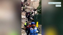Caracas se afana en las labores de rescate.