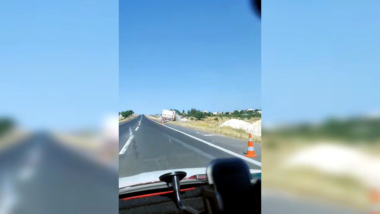 Şanlıurfa-Suruç Yolunda Tır Şarampole Devrildi