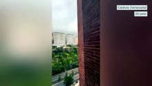 Un hombre escapa de su edificio escaleras abajo mostrando la destrucción progresiva.