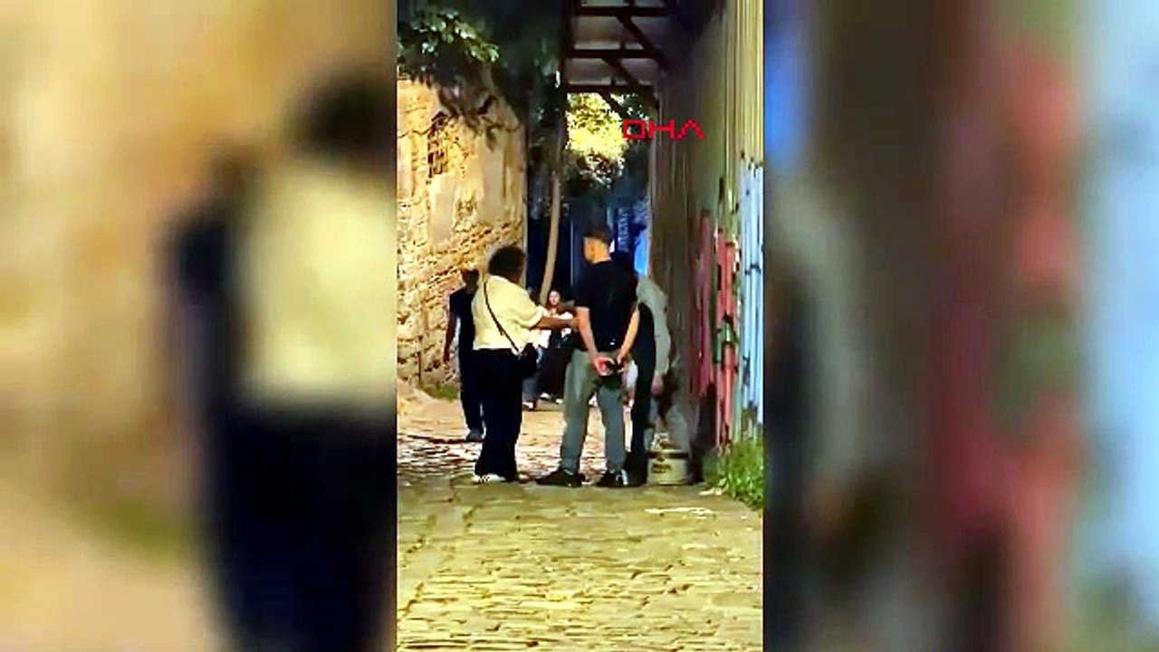 Galata'da 'fırça düşürme' numarası tutmadı! Rus turistler dolandırıcıyı fark etti