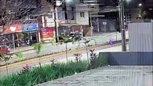 Vídeo mostra carro invadindo calçada após forte colisão com motociclista na Avenida Carlos Gomes