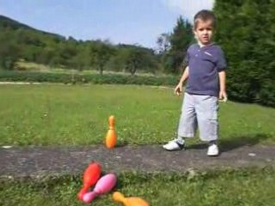 Florian joue aux quilles