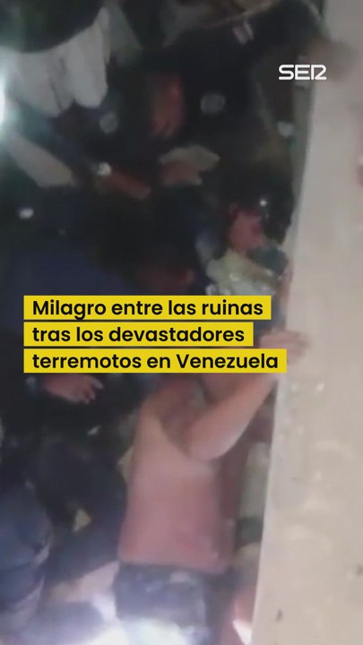 El heroico rescate a un joven atrapado entre las ruinas tras el doble terremoto de 7,2 y 7,5 que ha sacudido el norte de Venezuela