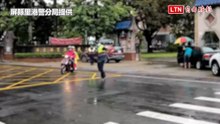 屏東縣下午2點起停班停課  民眾冒雨接小朋友放學