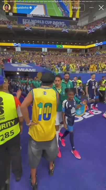 El abrazo de Vinicius a Ronaldinho