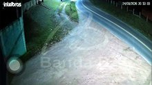 Motociclista invade contramão em curva segundos antes de morrer em batida frontal com caminhão