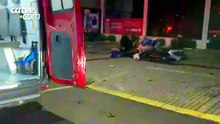 Carro bate em motociclista, invade padaria e condutor abandona local sem prestar socorro em Cascavel