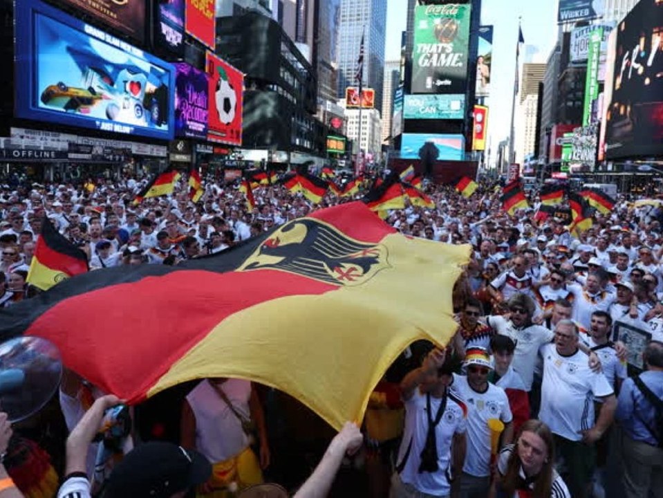 WM-Fieber in New York: Time Square erstrahlt in Schwarz-Rot-Gold