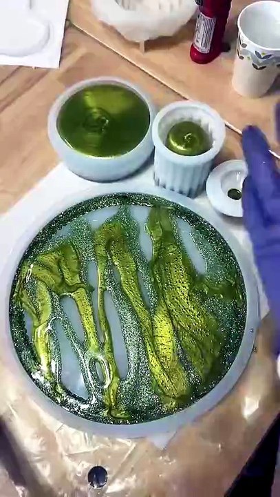 Golden_green_💚_#epoxyresinart_#resinart_#resincrafts_#epoxy_#epoxyresin_#resin_#resinartist_#art(480p)