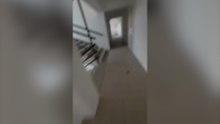 Un hombre trata de escapar de su edificio mientras se derrumba a sus pies