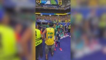 Ronaldinho se ‘cuela’ en la salida al campo de los jugadores de Brasil: la reacción de Vini al verle es brutal