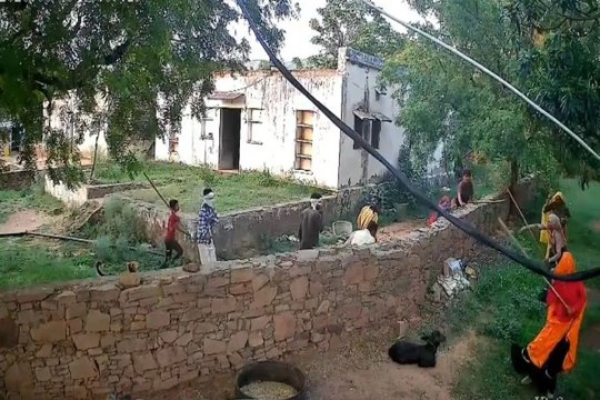 Alwar Crime News: घर में घुसकर खूनी संघर्ष... बुजुर्ग दंपति सहित 4 घायल; घटना CCTV में कैद