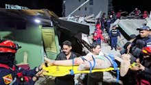 Rescatan con vida a una niña atrapada bajo los escombros en Caracas