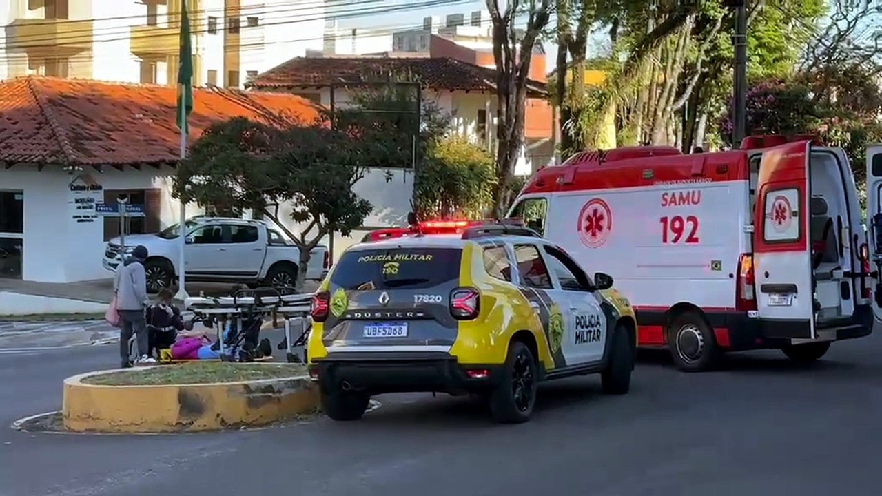 Motociclista fica ferida após colisão em cruzamento de avenidas de Umuarama