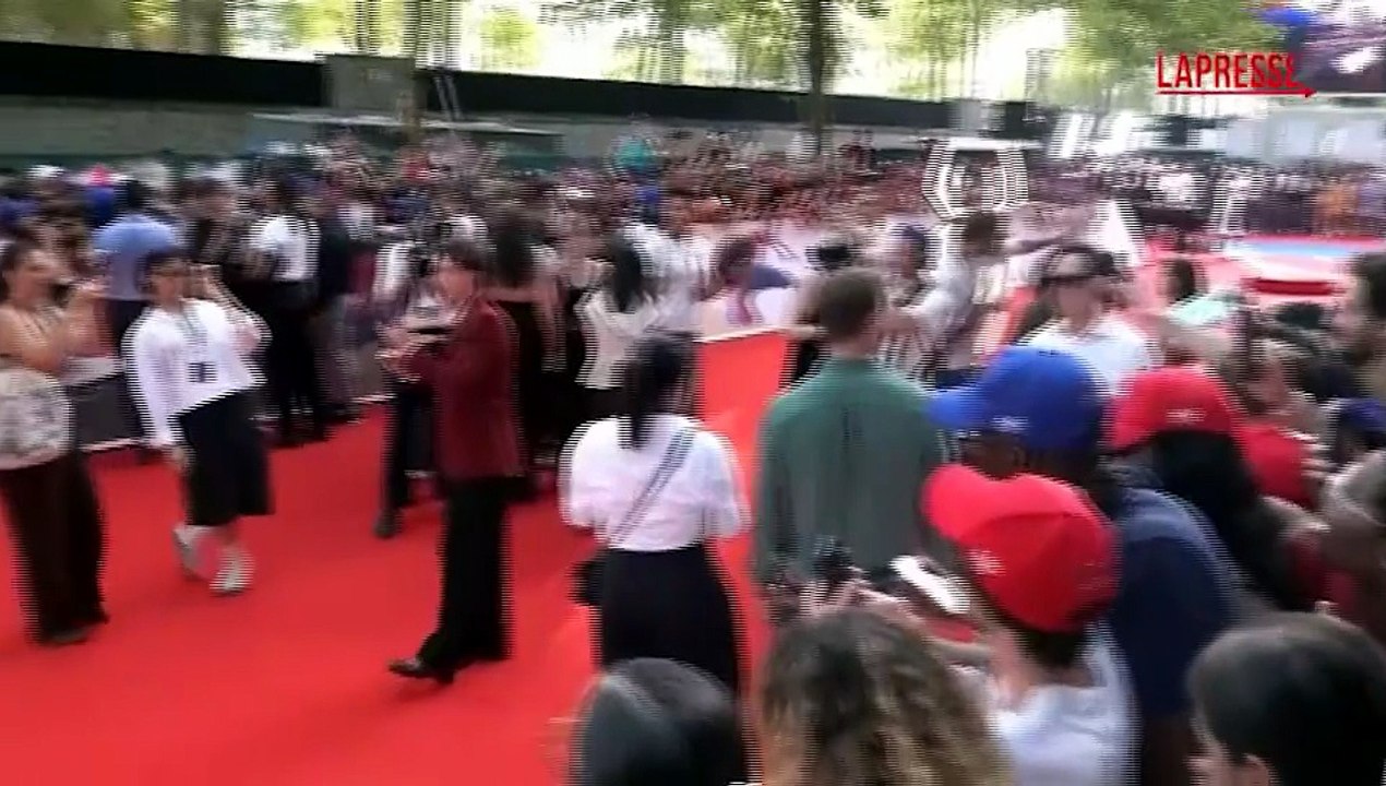 Parigi, bagno di folla per Tom Holland e Zendaya in vista dell'uscita di "Spider-Man: Brand New Day"