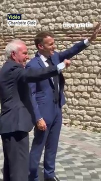 Emmanuel Macron arrive à Antibes