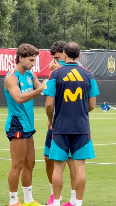 Ferran Torres y Marc Pubill se lo pasan en grande en los entrenamientos de España entre risas