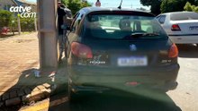 Carro sobe na calçada após colisão com moto e quase atinge poste no Brasmadeira