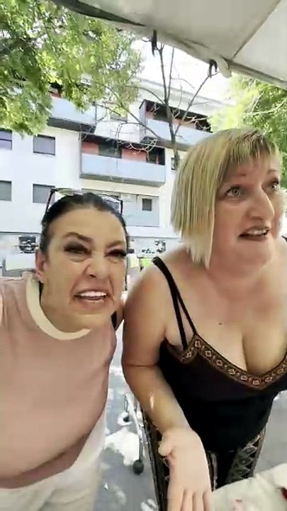 Así Trabaja Los Gitanos en El Mercadillo ‼️✅😀  #gitanos  #mercadillo  #trabajo  #humor  #comedia  #risa  #comunidadgitana  #trabajo  #trabajoenelmercadillo  #España  #viral  #negocio  #curro  #gritos  #locos  #venta  #venta ambulante
