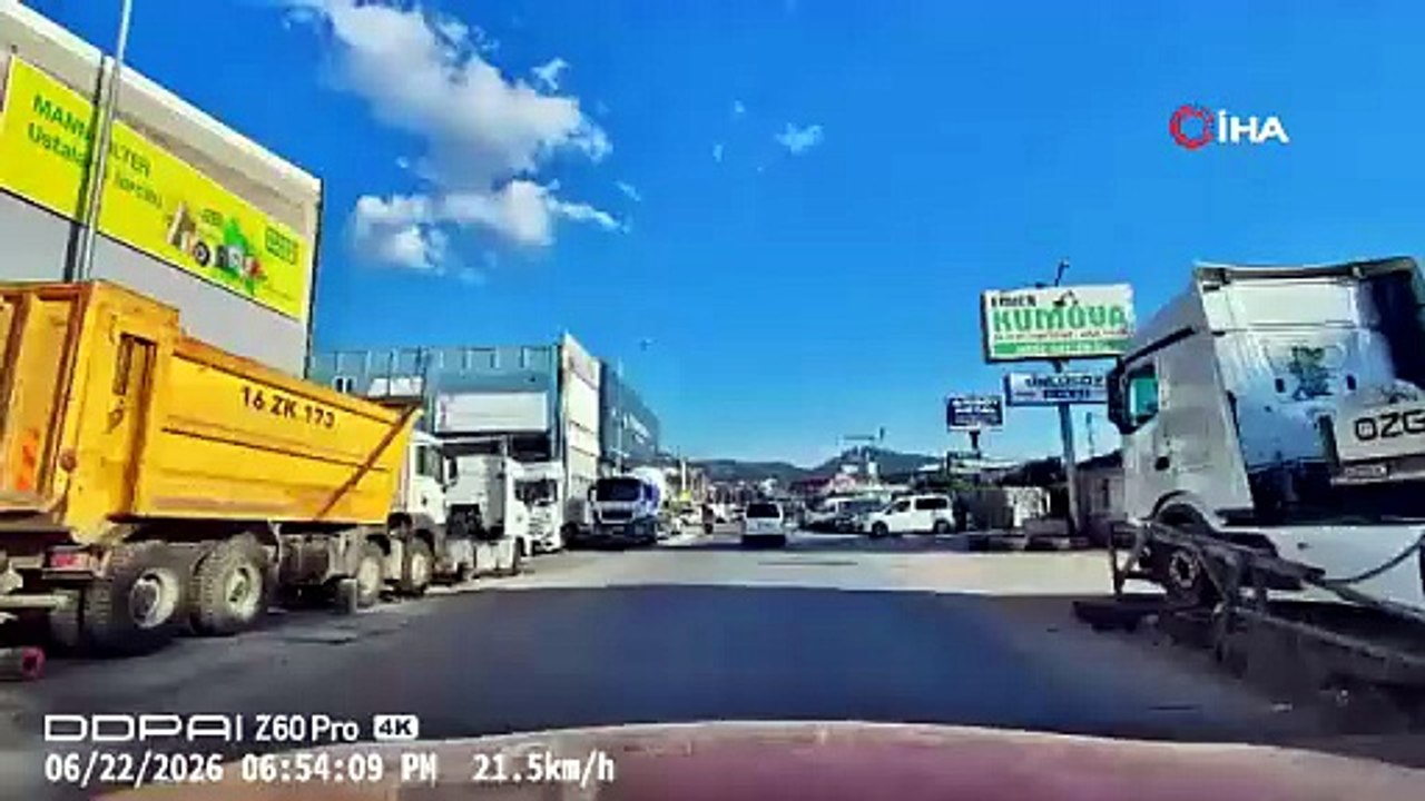 Yola düşürdüğü eşyayı almak isterken saniyelerle ölümden kurtuldu