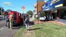 Carro invade oficina após acidente no Centro de Toledo; casal fica ferido