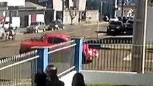Câmera registra momento em que motociclista é atingido por carro no Bairro São Cristóvão
