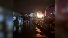 El momento en que cientos de pasajeros son desalojados de un Avlo que se paró camino de Orense