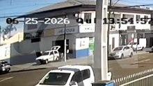 Câmera registra acidente que deixou motociclista ferido no São Cristóvão